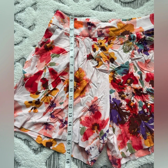 H&M White Multi Color Floral Print Shorts | Sz 10 - Picture 2 of 5